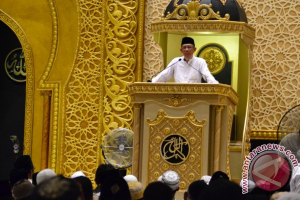 Wali Kota Tarawih Perdana di Masjid Raya Mujahidin