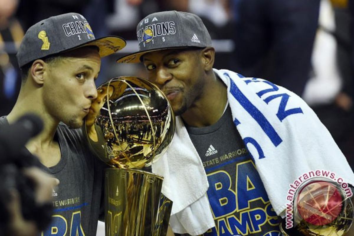 Warriors gelar arak-arakan trofi juara NBA