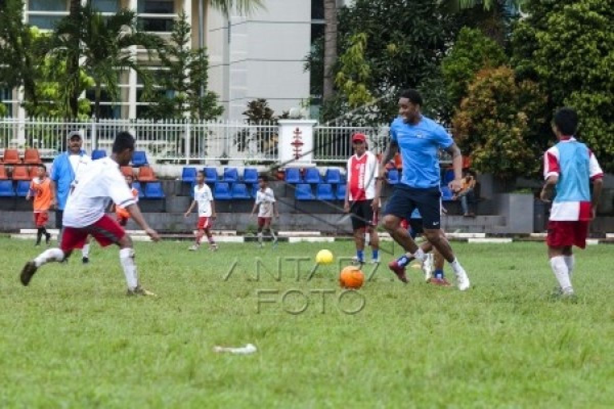 Leroy Fer Latih  Anak-Anak Ambon