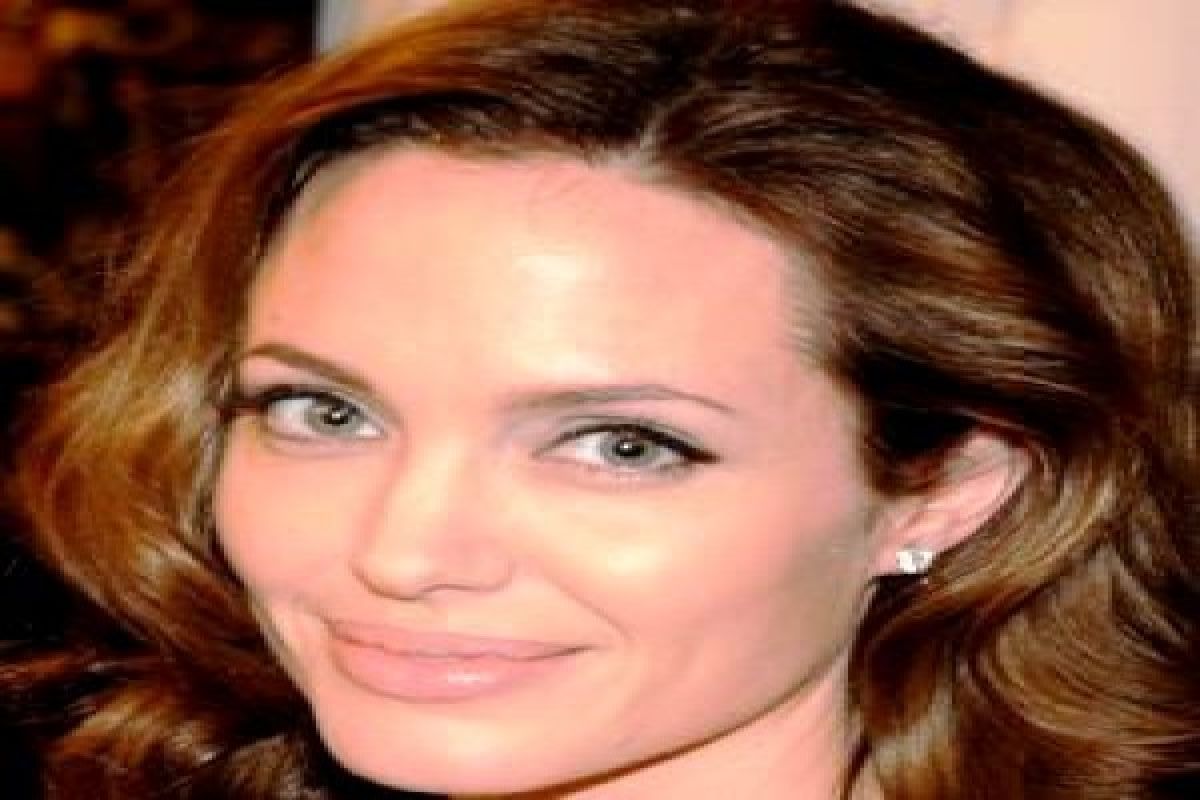 Angelina Jolie Kunjungi Kamp Pengungsi Suriah di Turki