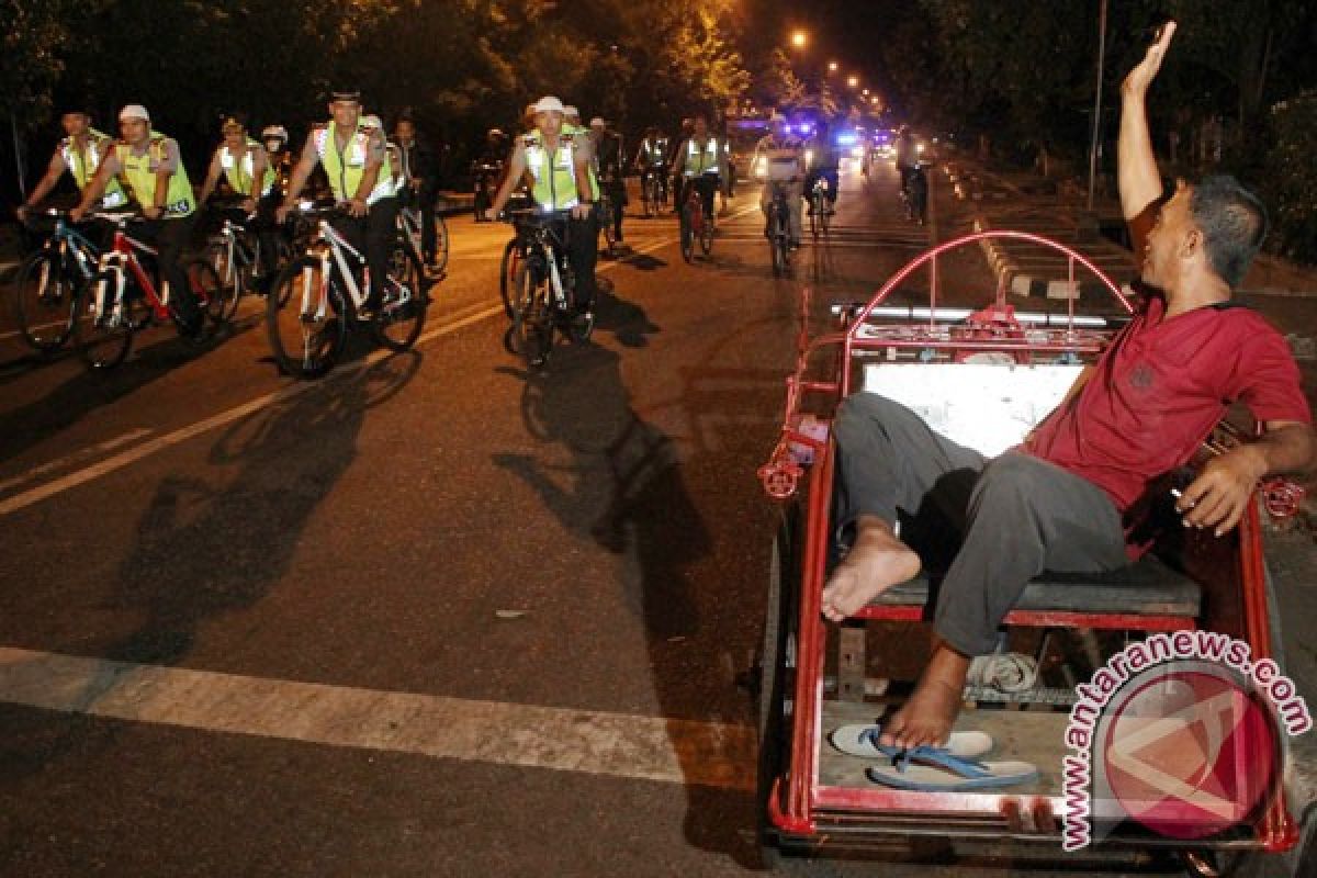 Satpolairud bagi makanan sahur kepada penjaga tambatan