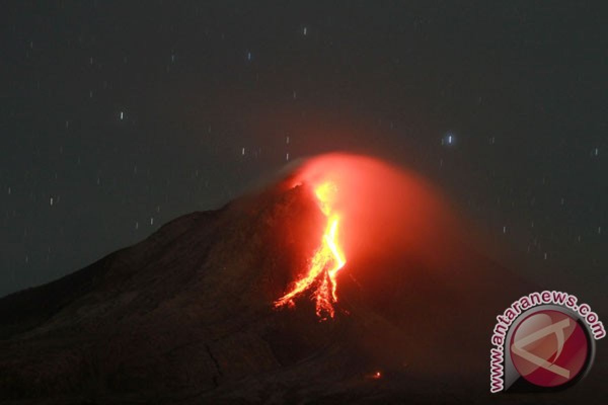 Guguran lava pijar meluncur ke arah hulu Kali Gendol