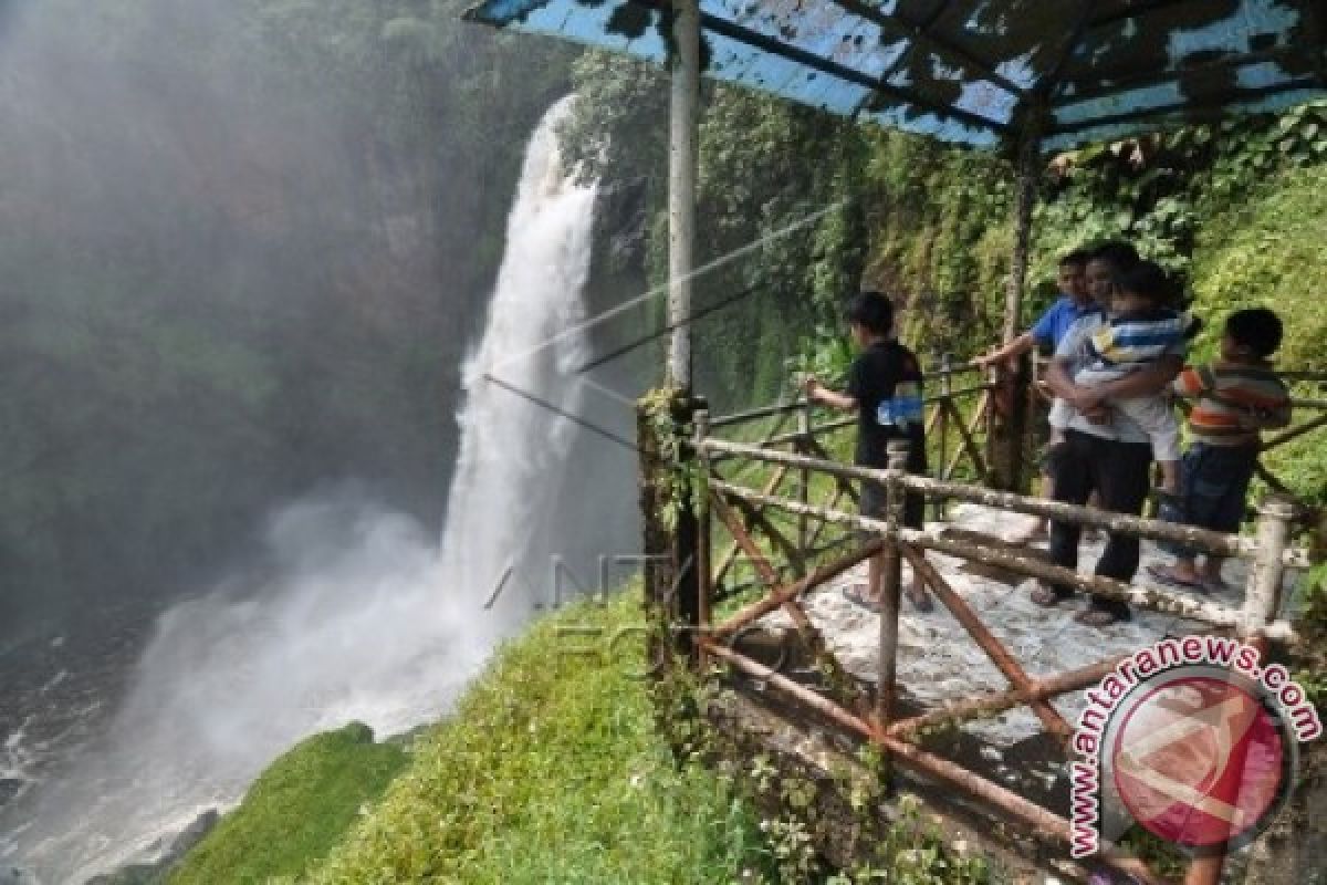 Tanahnya Retak-Retak, Wisata Air Terjun Ini Ditutup Sementara