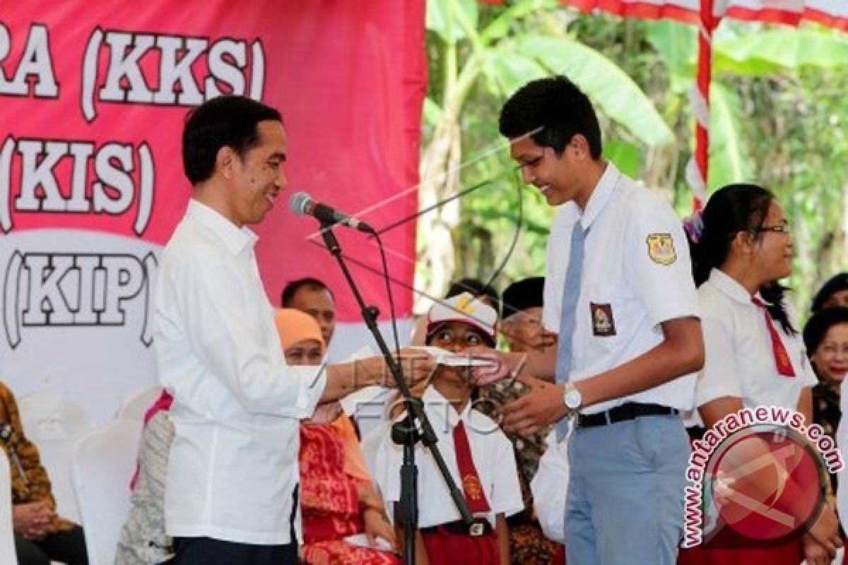 Presiden Bagikan Kartu Sakti di Kabupaten Batam