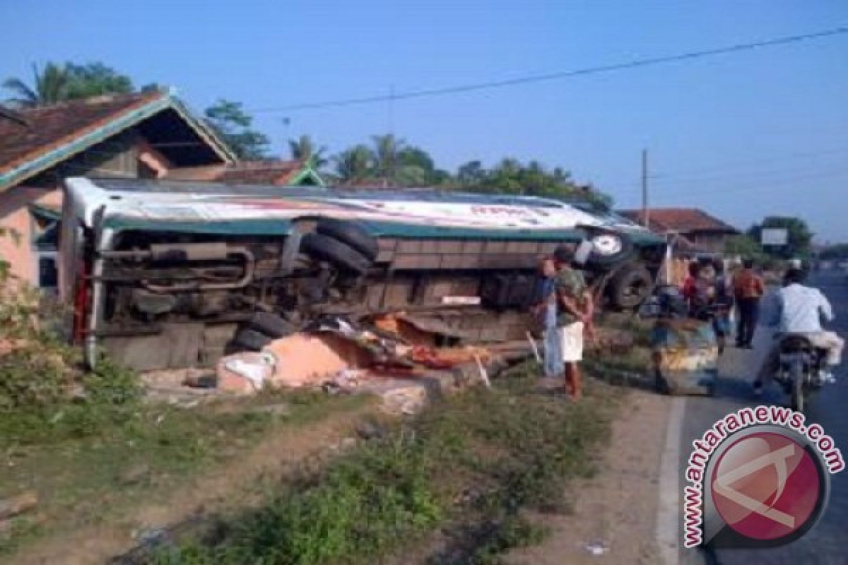 Bus tabrak pagar tujuh penumpang luka-luka