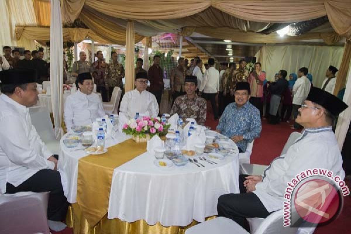 President Jokowi attends fast-breaking gathering at house speaker`s residence