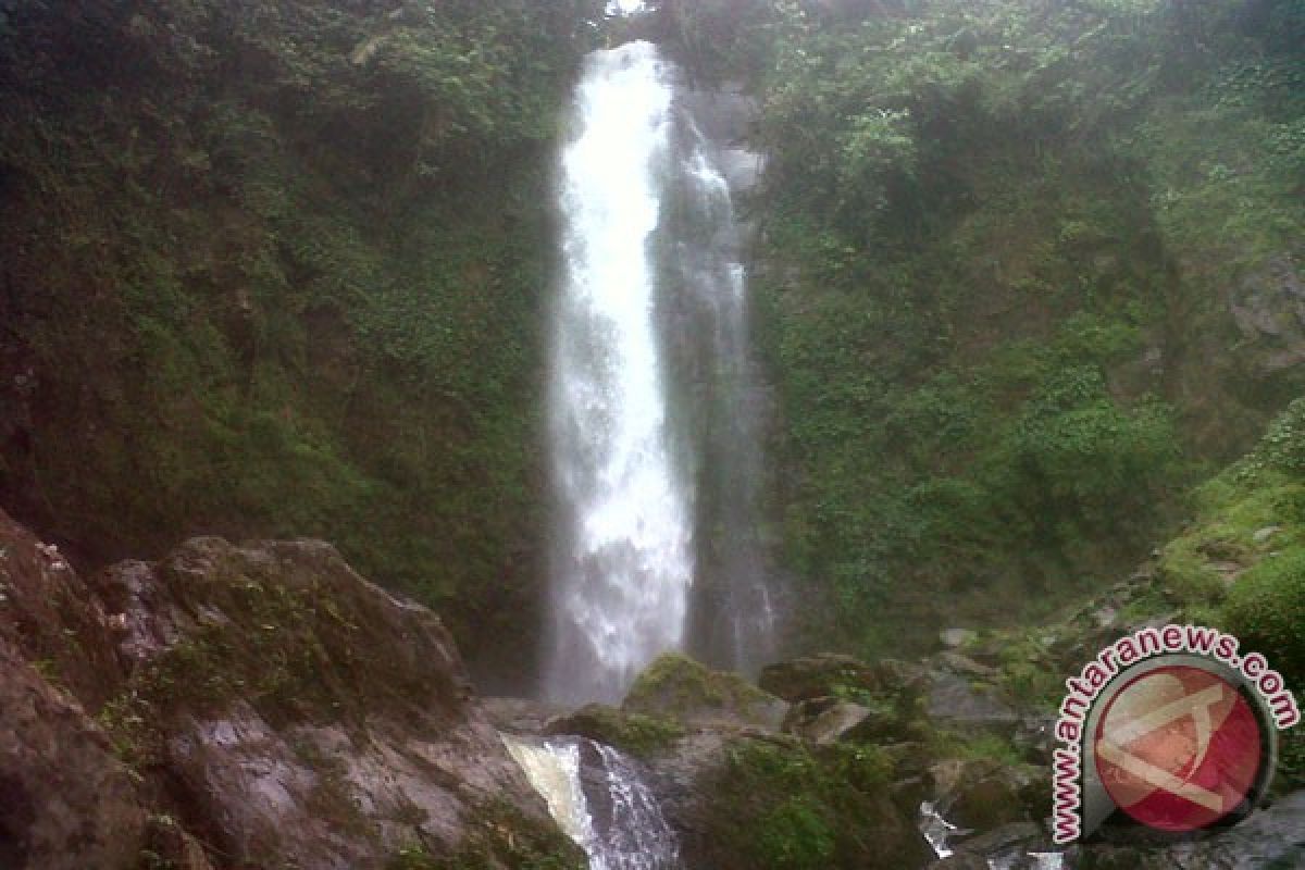 Pesona Air Terjun Lembah Pelangi Ulubelu Tanggamus