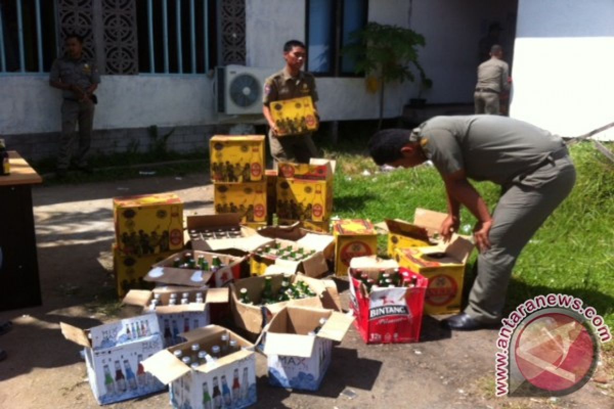 Satpol PP Ketapang Musnahkan Ratusan Botol Minuman Beralkohol