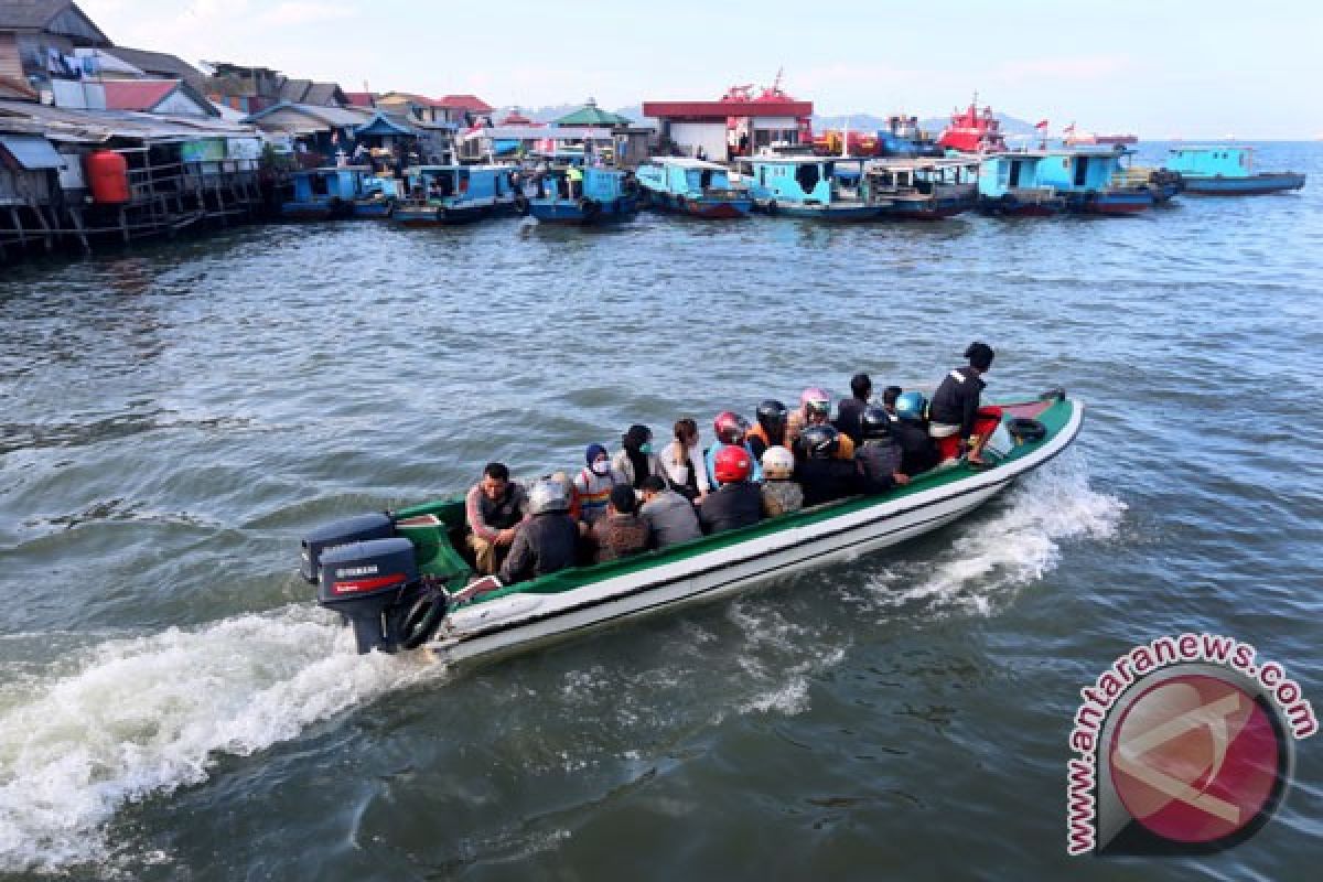 Speed boat runs aground in Lobam waters