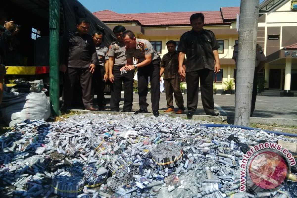 Polisi Gerebek Rumah Produksi Petasan      