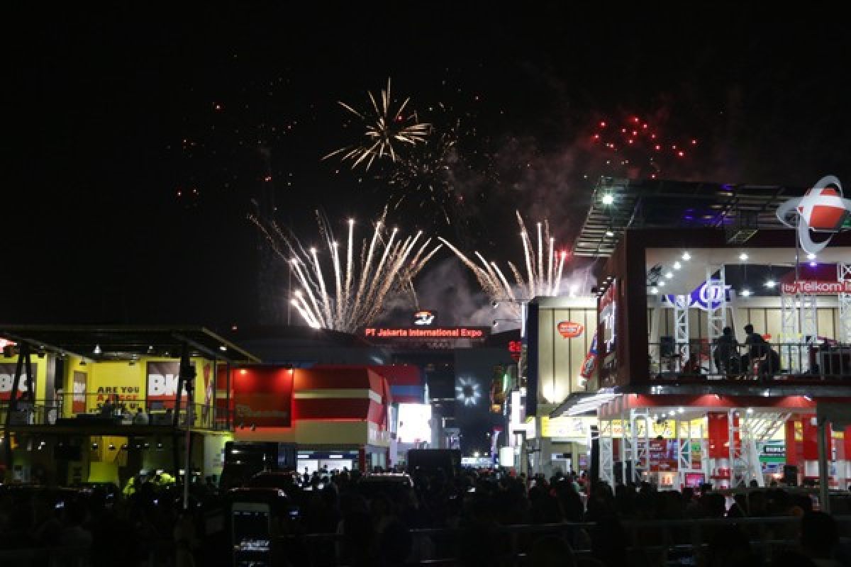 Coke Bottle tutup kemeriahan Malam Muda Mudi di Jakarta Fair