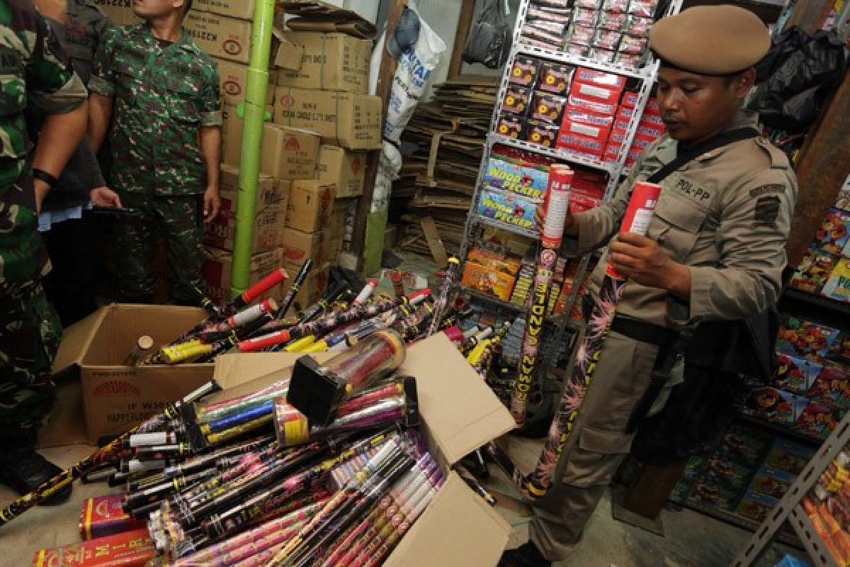 Satpol-PP Pekanbaru diminta tertibkan pedagang petasan