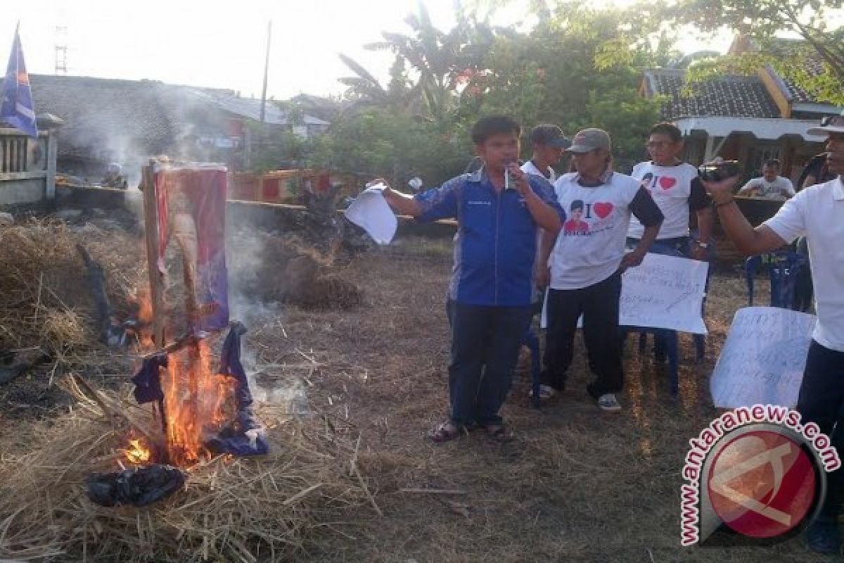 Ketua Nasdem bakar atribut partai akibat dilecehkan