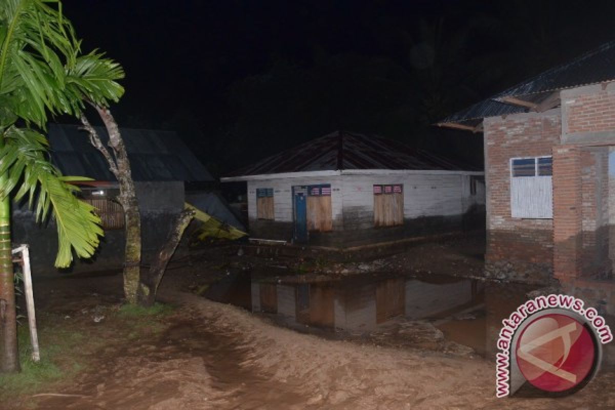 Banjir Melanda Sejumlah Rumah Di Monano