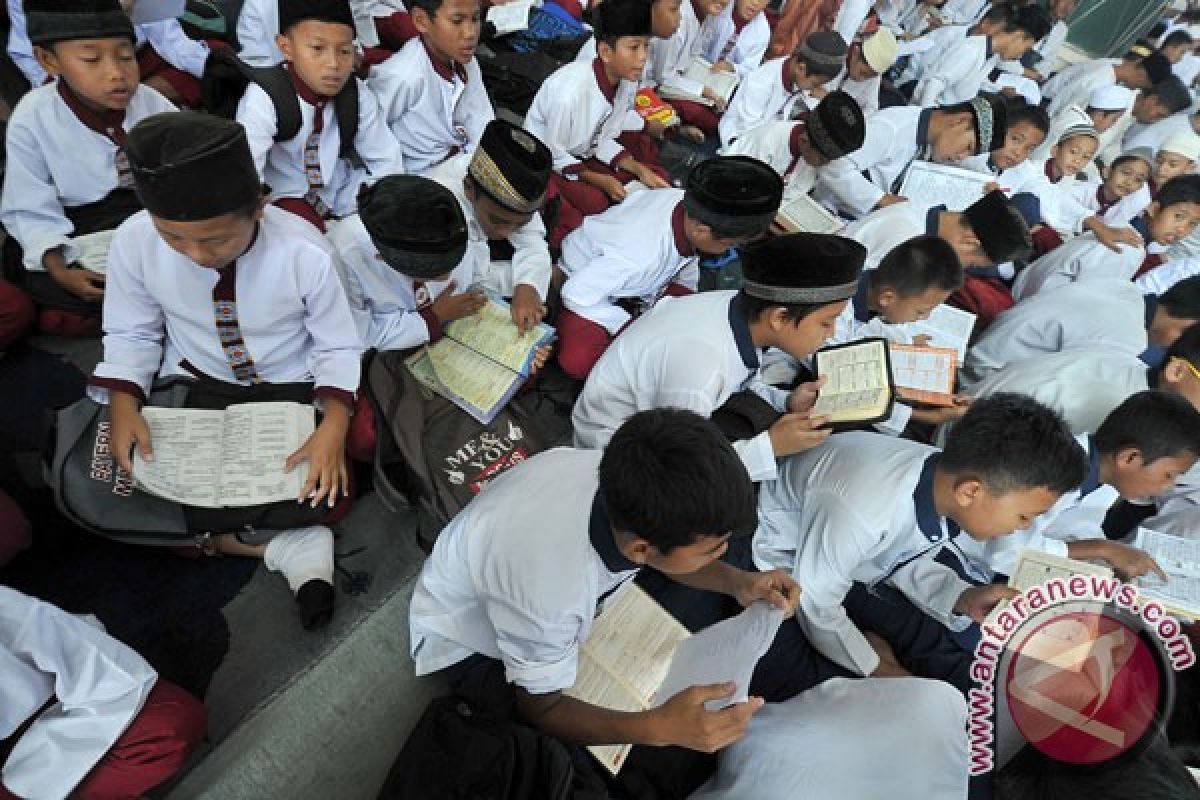 1.500 siswa madrasah ikuti khatam Alquran massal