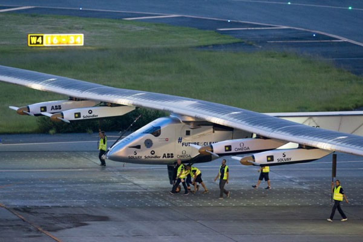 Solar Impulse 2 sukses mendarat setelah hampir 16 jam terbang