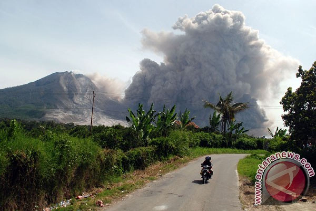 375 pengungsi erupsi Sinabung tetap berpuasa