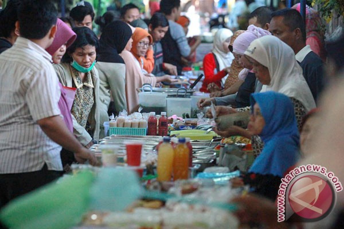 Pasar Ramadhan Kauman menjadi ajang wisata kuliner