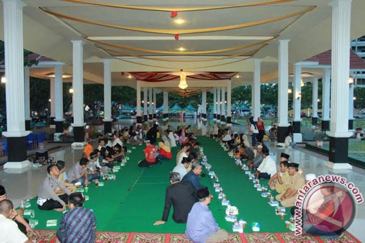 Buka puasa gratis di Pantai Seruni Bantaeng 