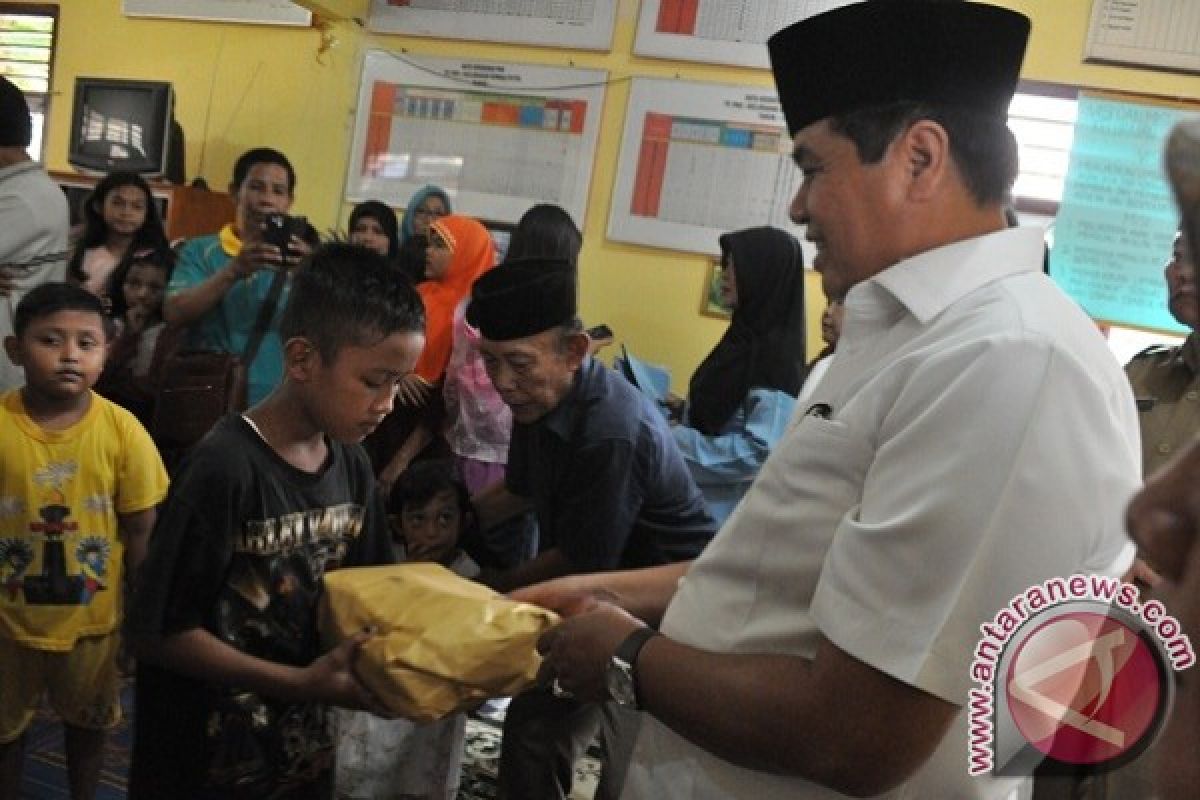 Gubernur Jambi santuni 50 anak yatim