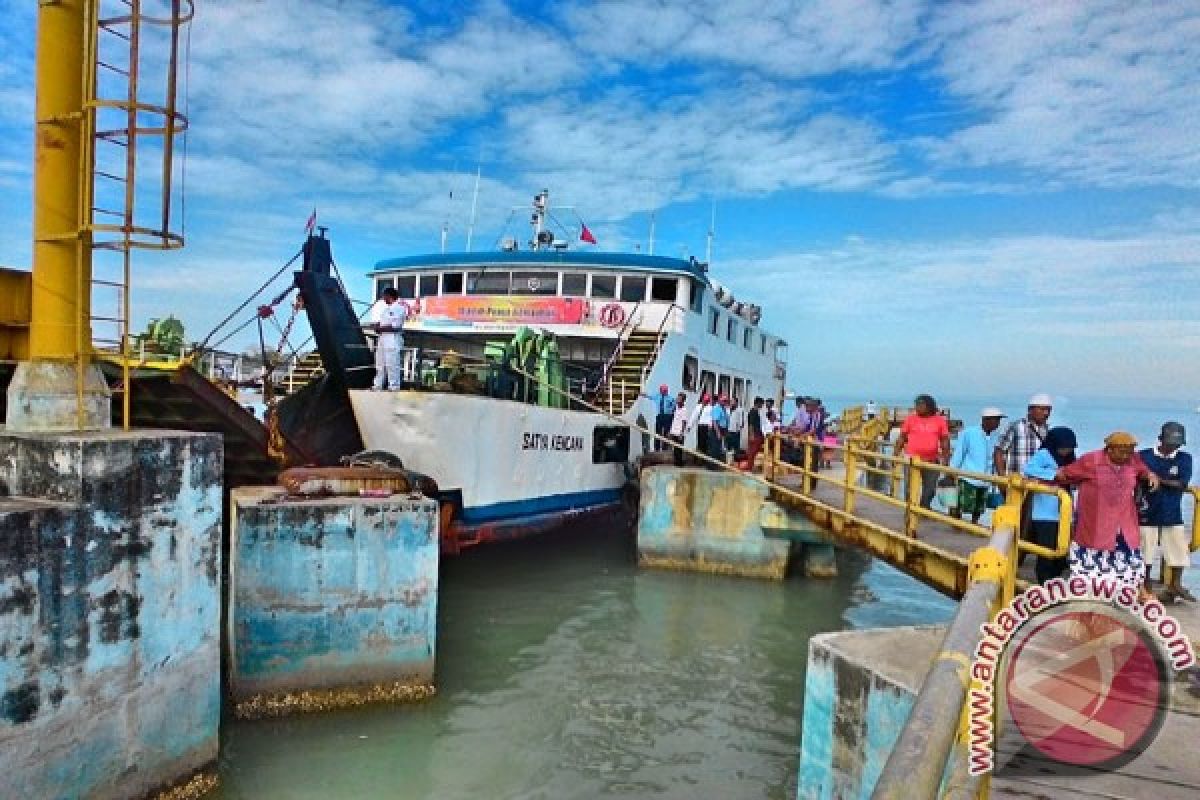 Kapal Satya Kencana Sandar Darurat di Sapudi