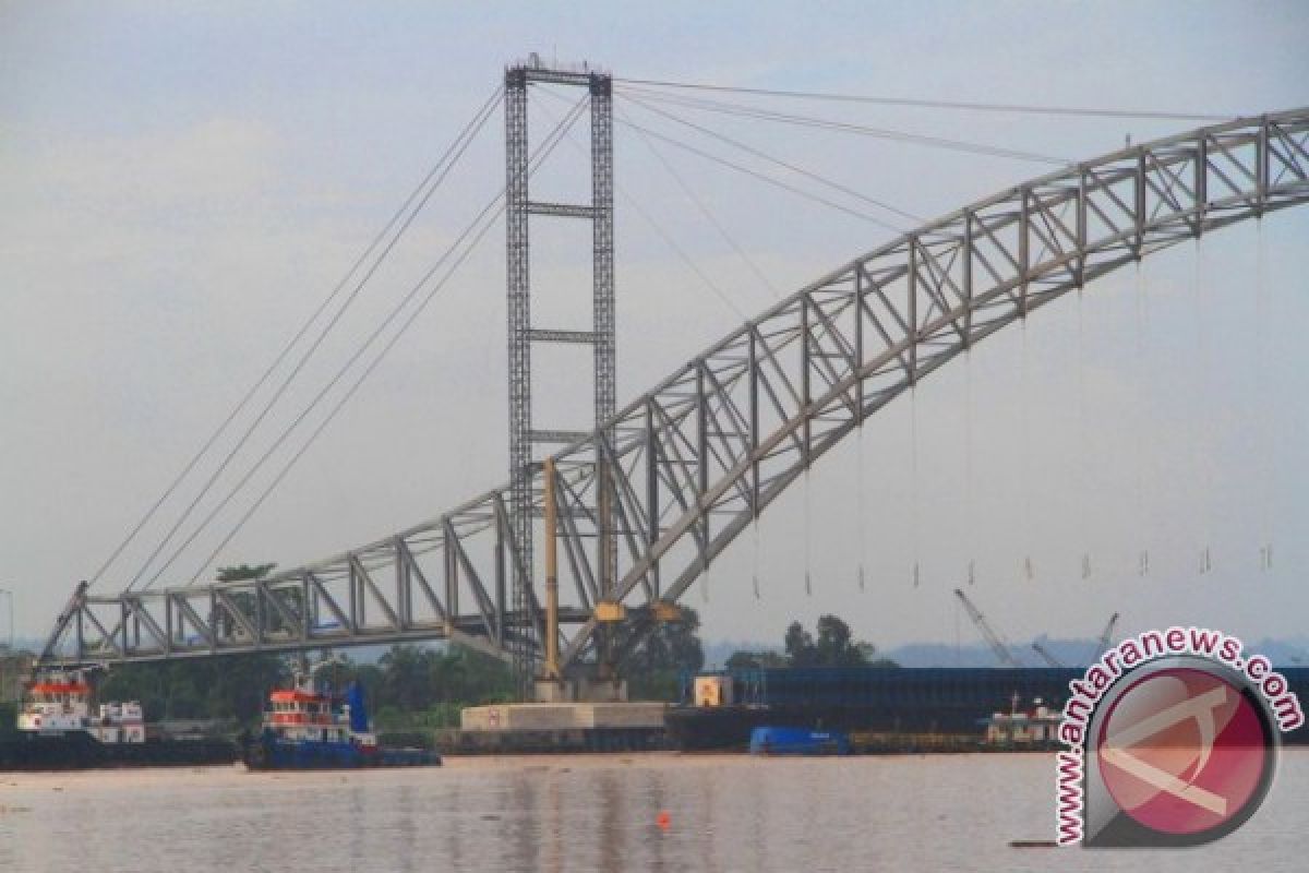 Rangka Lantai Jembatan Kartanegara Segera Dipasang 