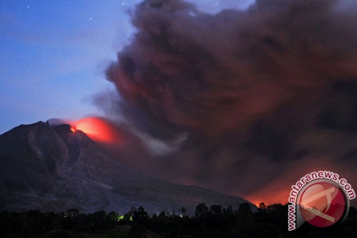 Debu vulkanik Sinabung "selimuti" Bandara Kualanamu