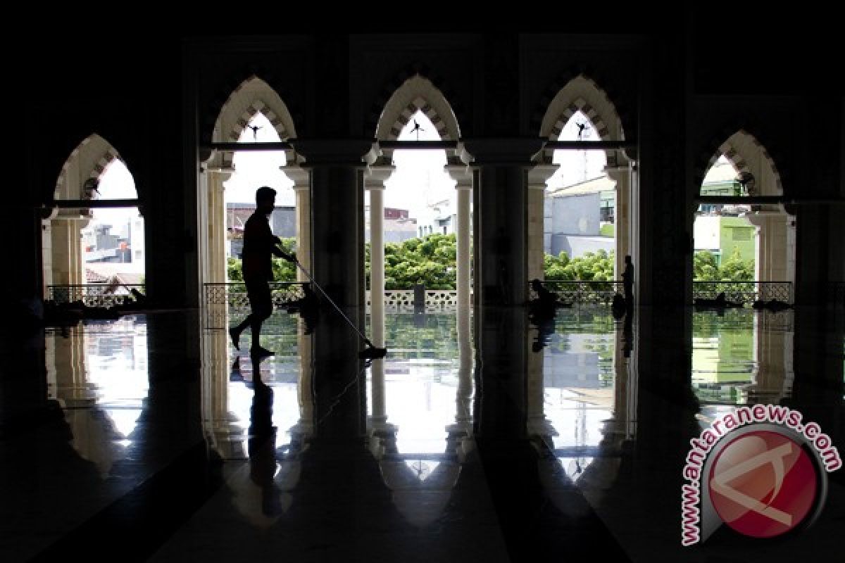 Satpol-PP Makassar ikut jaga masjid saat Ramadhan 