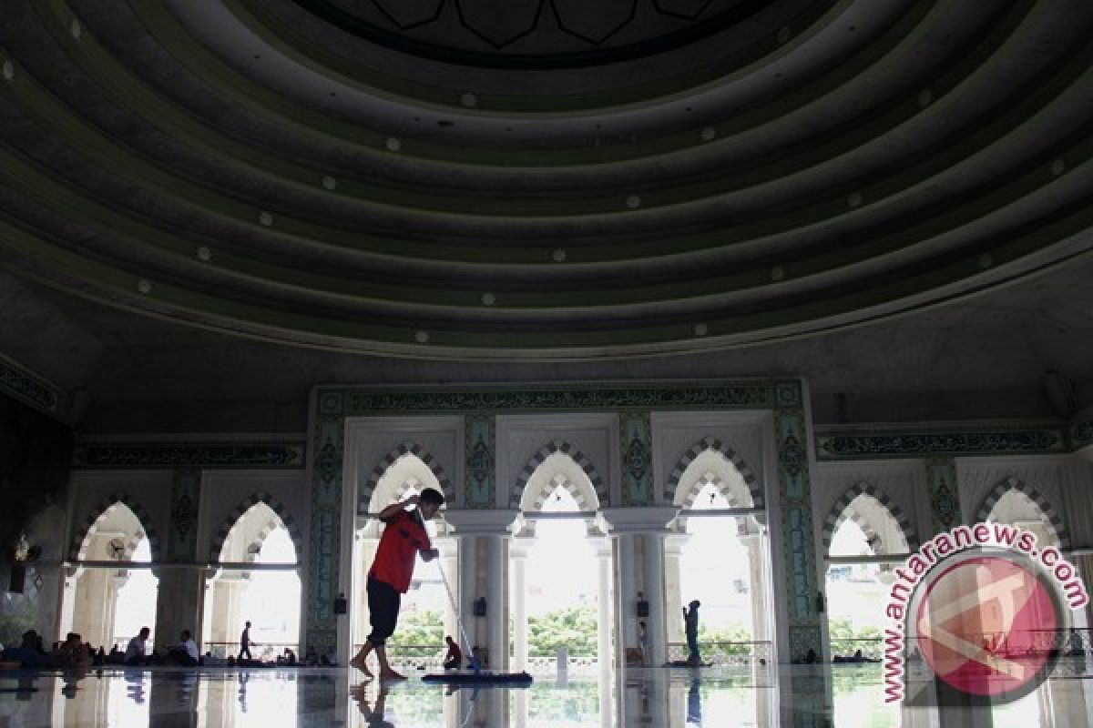 Wawali Makassar luncurkan gerakan bersih 1001 masjid