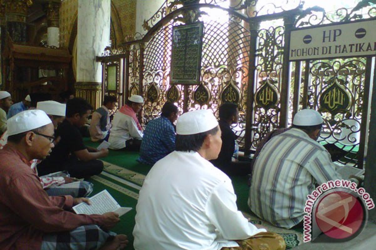 Makam Syaichona Kholil tak Pernah Sepi Peziarah