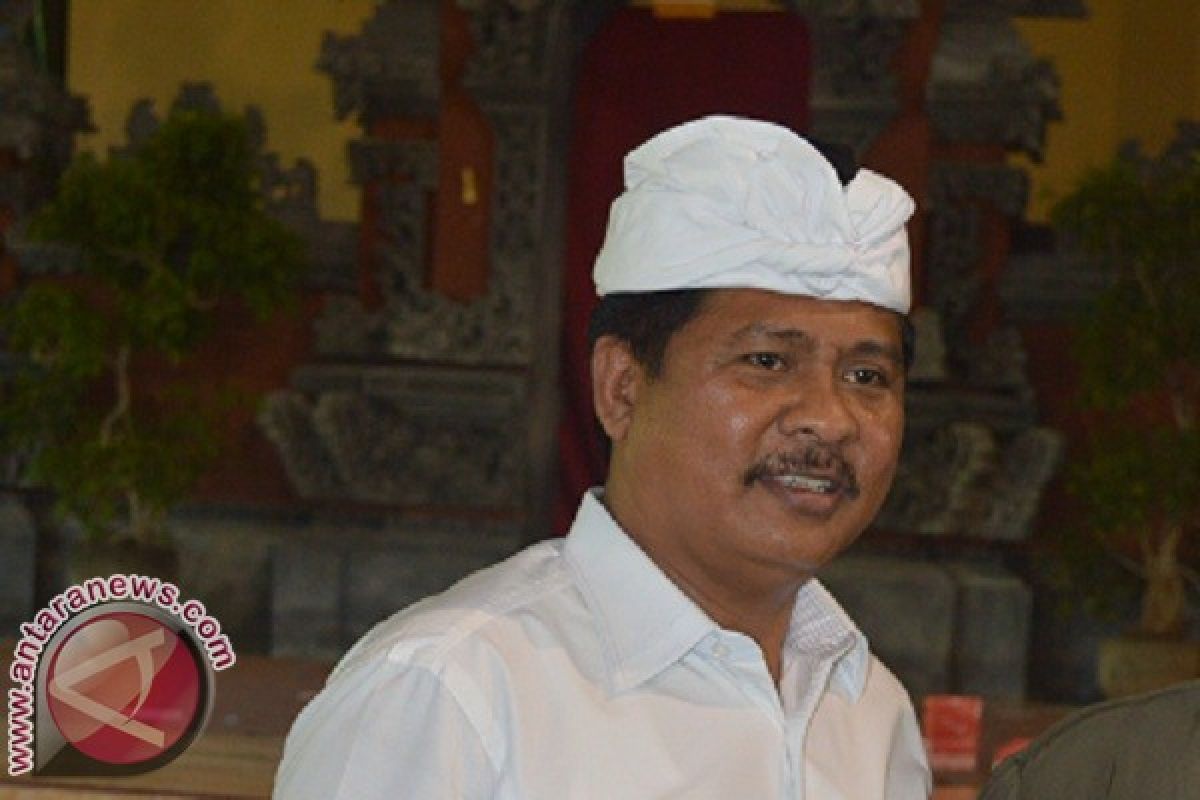 Wagub Bali Menghadiri Persembahyangan di Desa Lebih