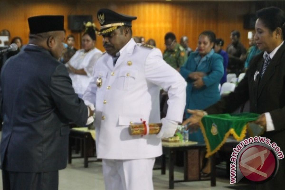 Sendius Wonda dilantik sebagai Penjabat Bupati Nabire