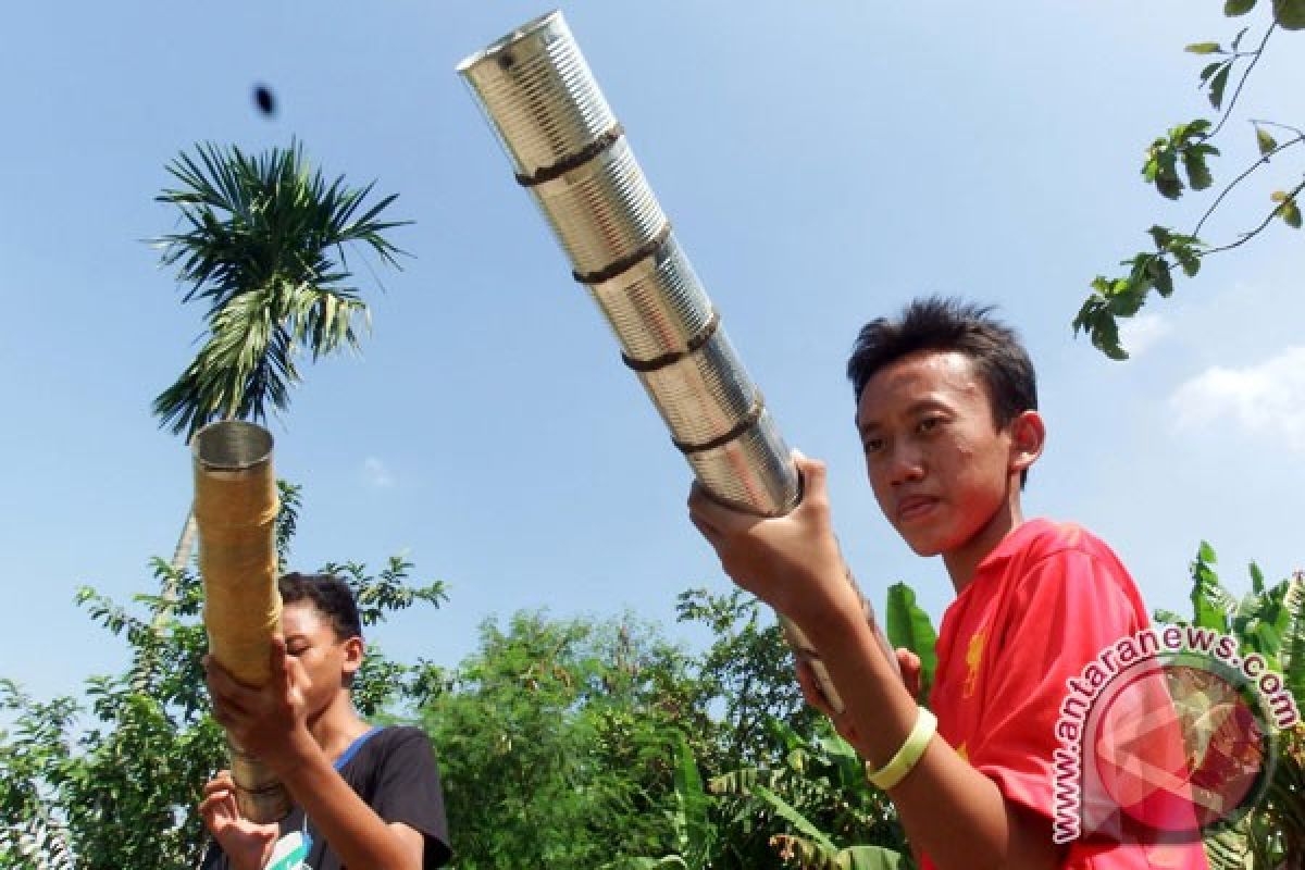 Bunyi petasan iringi takbir di Kendari