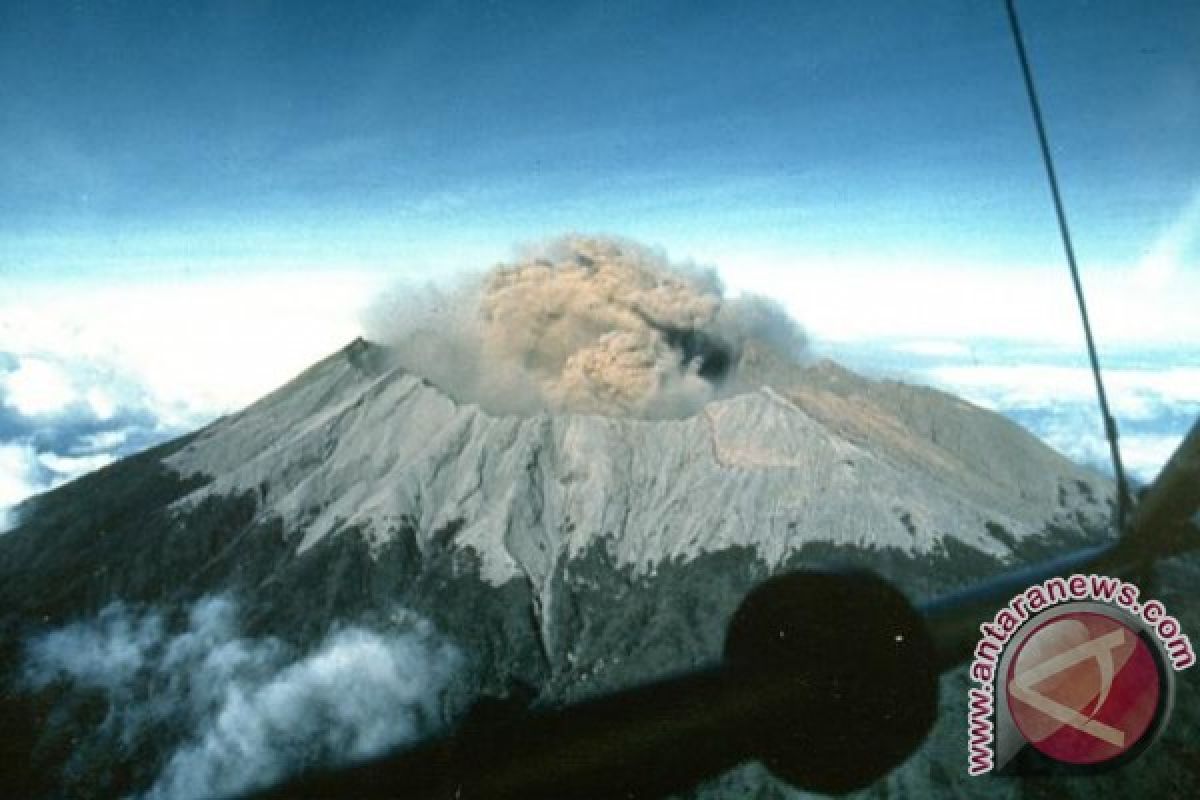 Gunung Raung keluarkan suara dentuman 