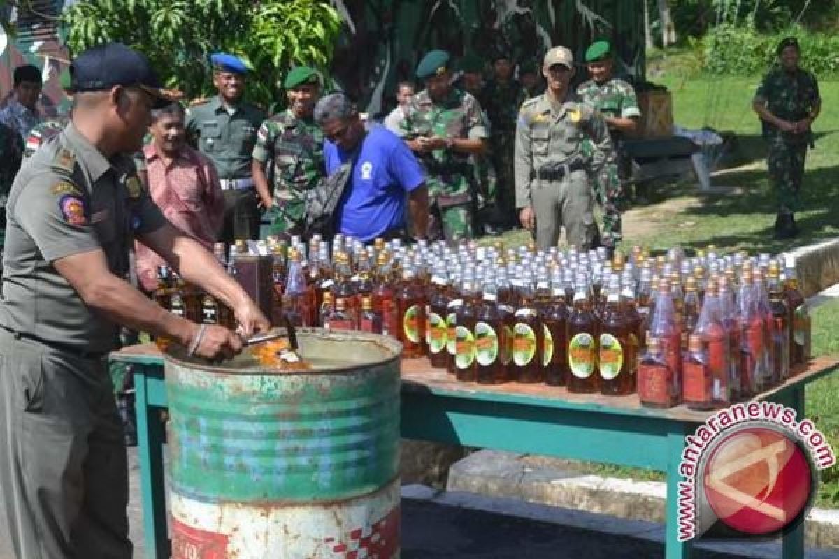 Polres Jayapura musnahkan ratusan botol minuman keras