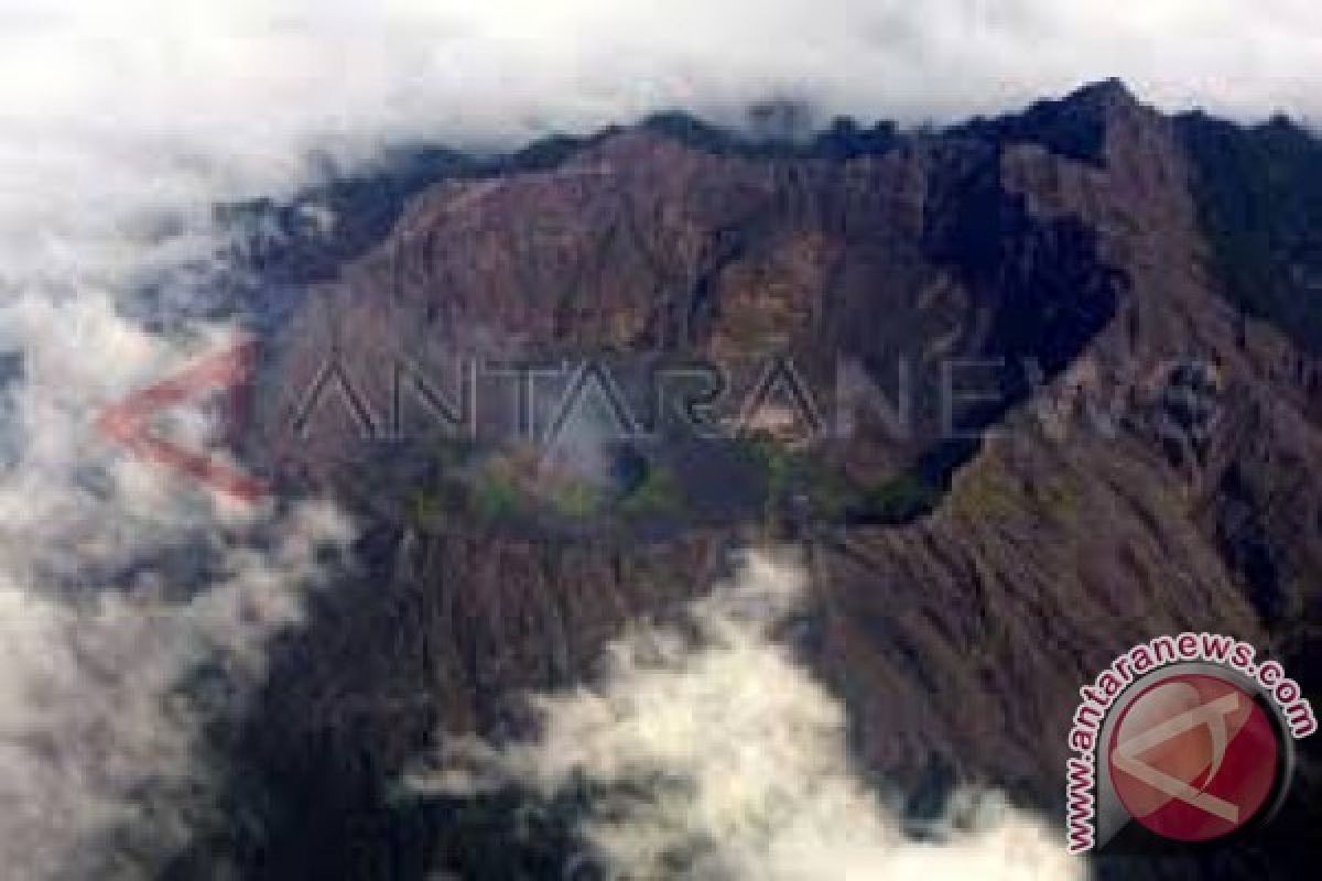 Gunung raung keluarkan suara dentuman