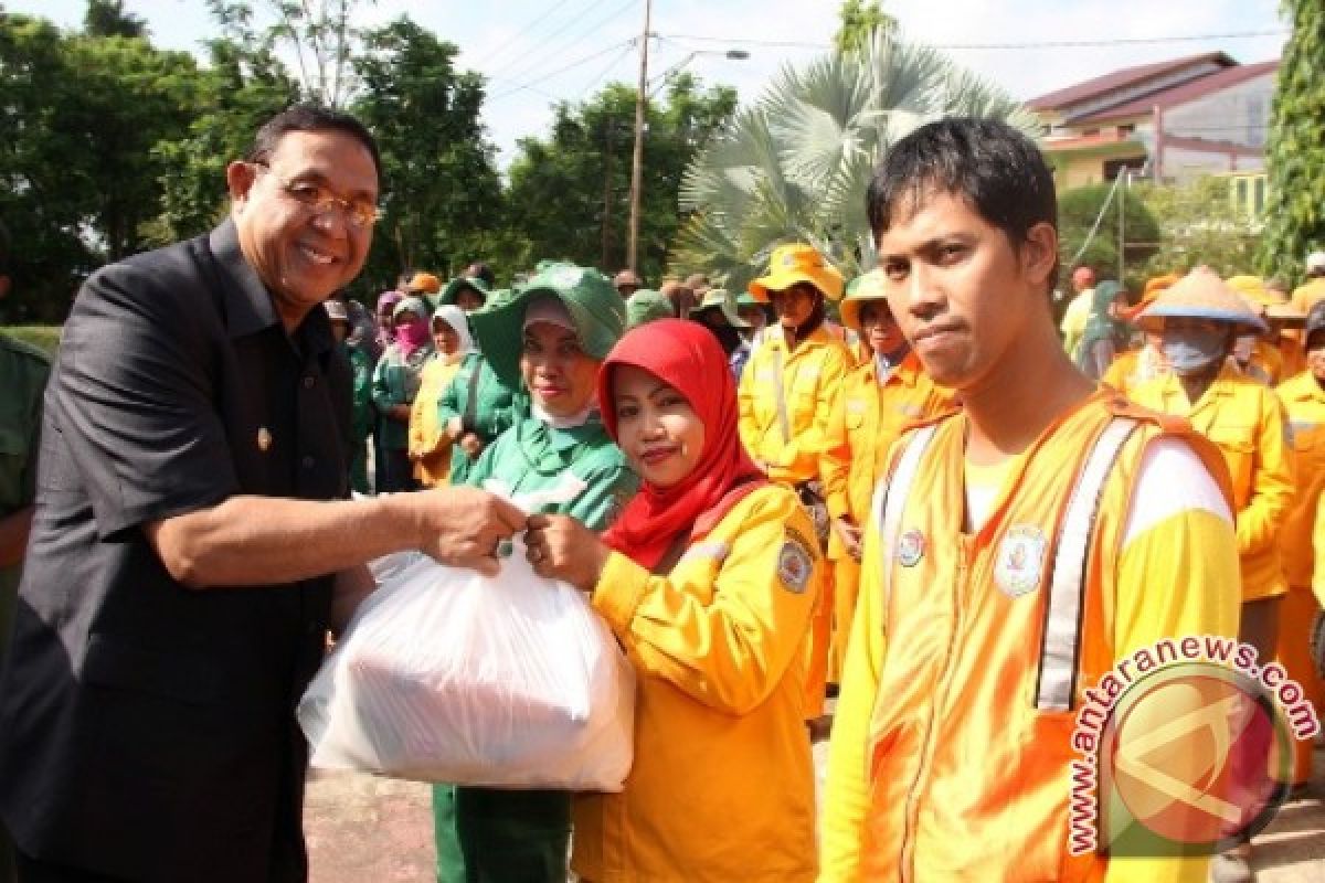 399 Pasukan Kuning Bontang Terima Bantuan Sembako