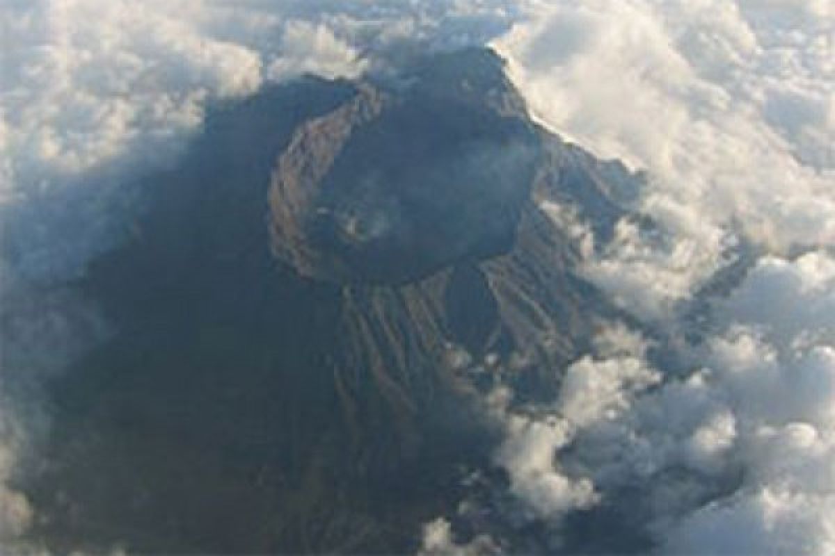 Gempa tremor Gunung Raung terjadi terus menerus