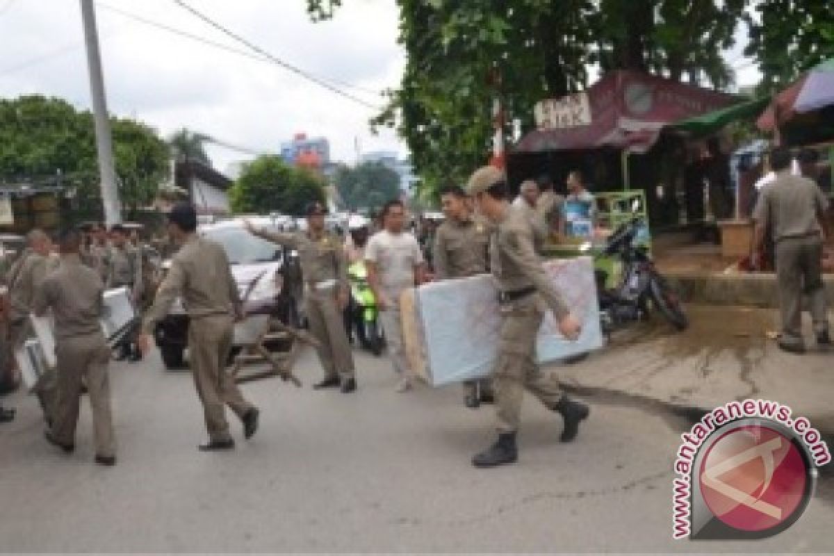 Satpol PP Tertibkan Pkl Berjualan Di Trotoar 