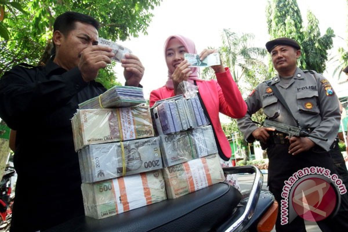 Jasa penukaran uang "dadakan" bermunculan di Semarang
