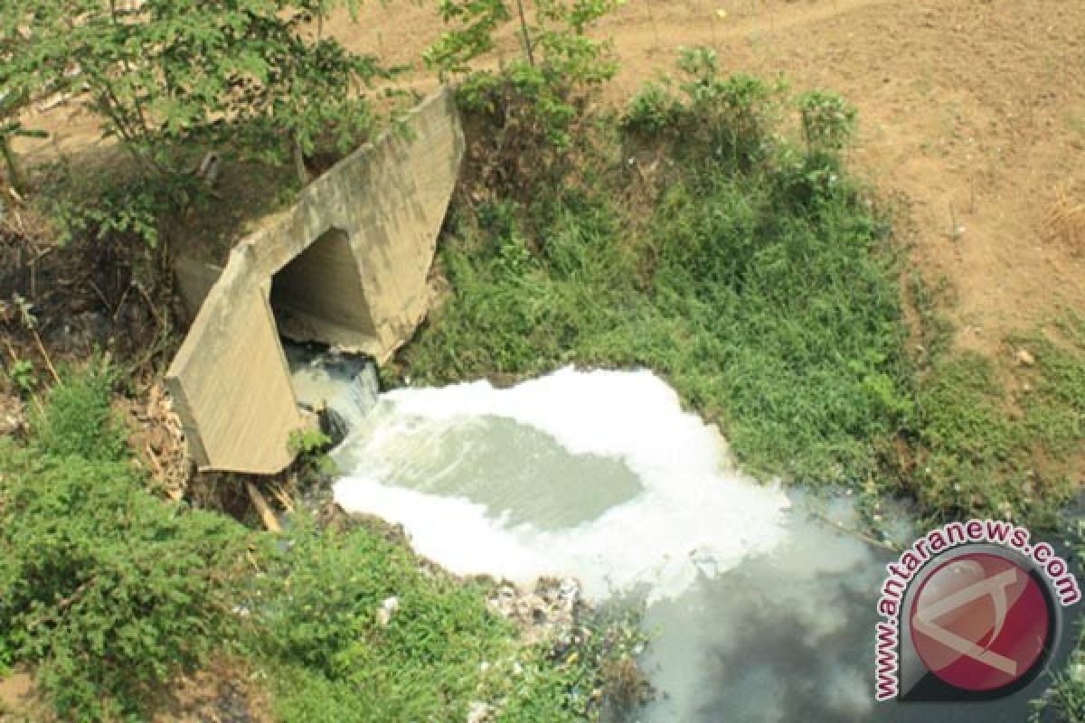 Air Sungai Cilemahabang Bekasi Tercemar