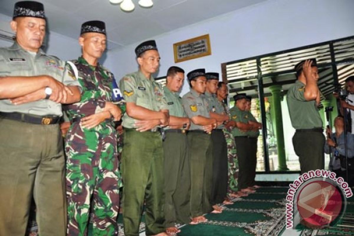 Anggota Kodim Jombang-Blitar Shalat Ghaib untuk Korban Hercules