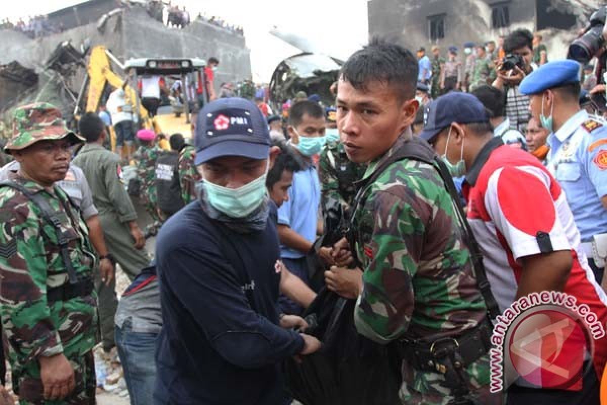 Tim evakuasi 141 kantong jasad korban kecelakaan Hercules