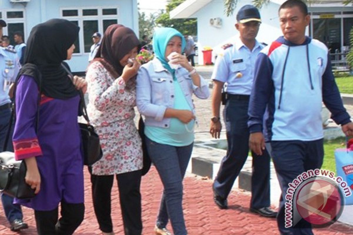 Isak Tangis Warnai Keberangkatan Keluarga Korban ke Medan
