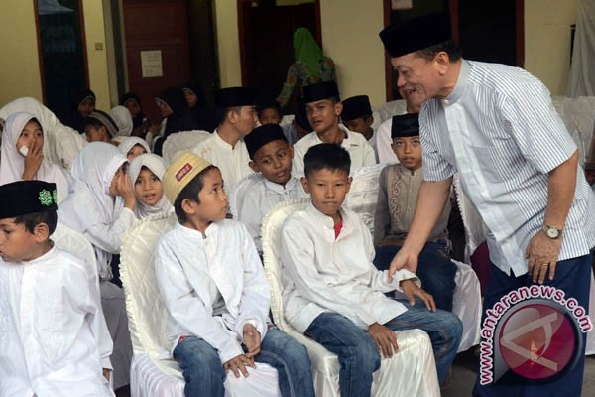 Ketua DPRD Sulbar hadiahkan umroh pengasuh panti 