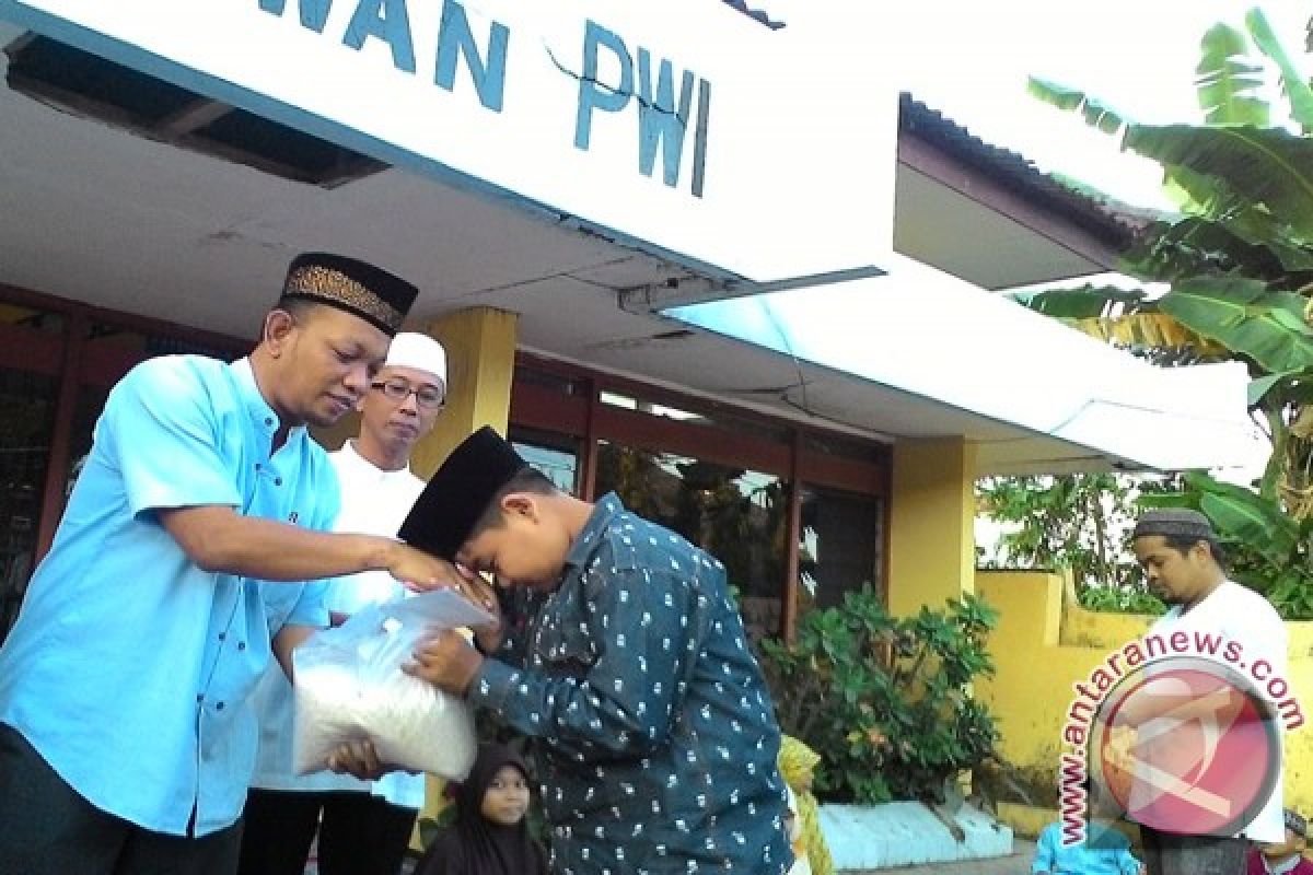 PWI Sumenep Santuni Puluhan Anak Yatim