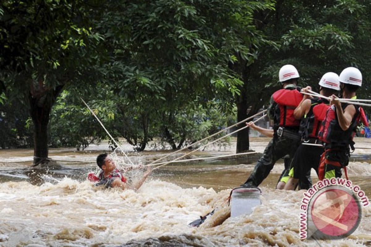 Hujan lebat guyur China Selatan, ribuan orang terjebak, lima tewas