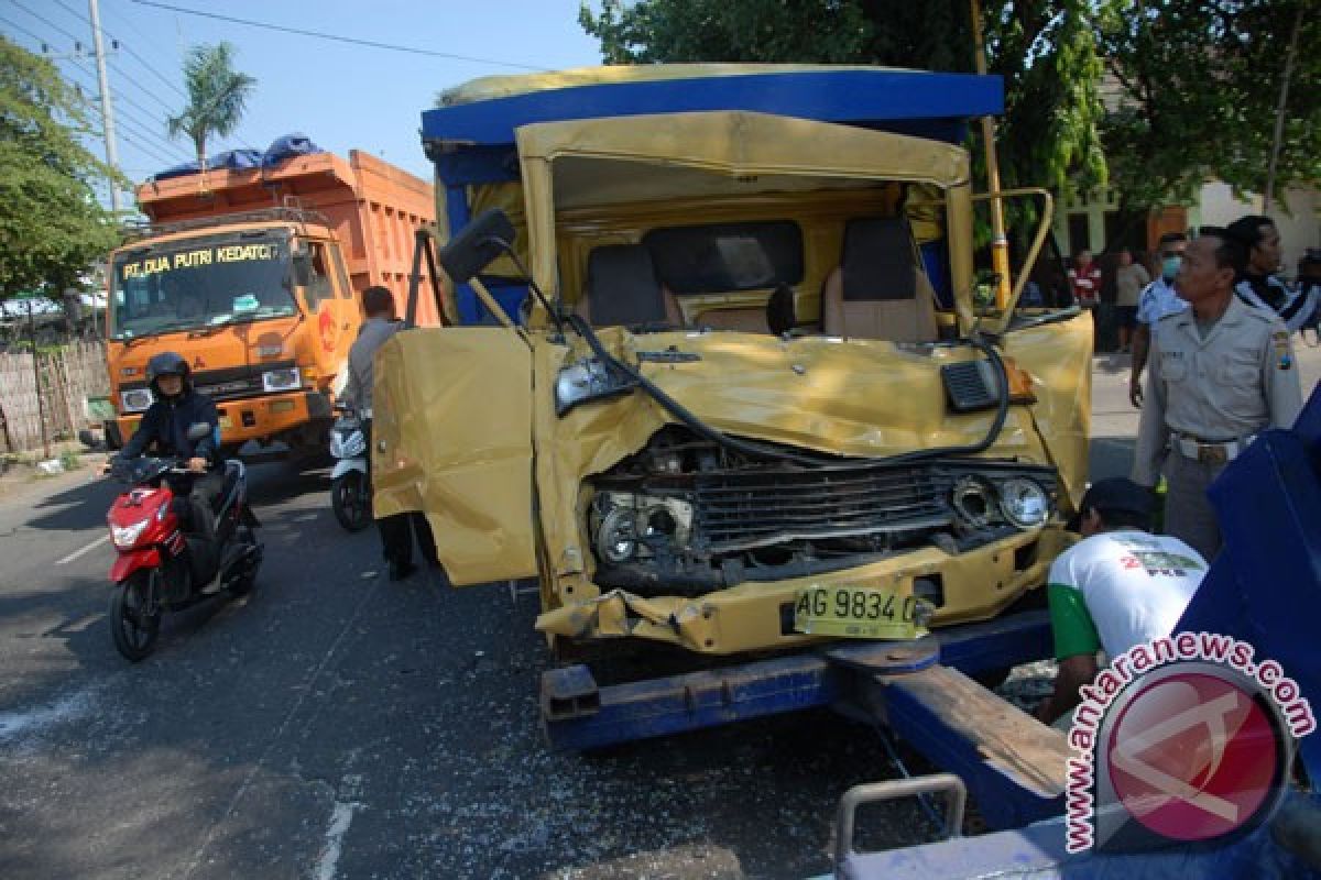 Truk buruh masuk jurang 11 luka-luka