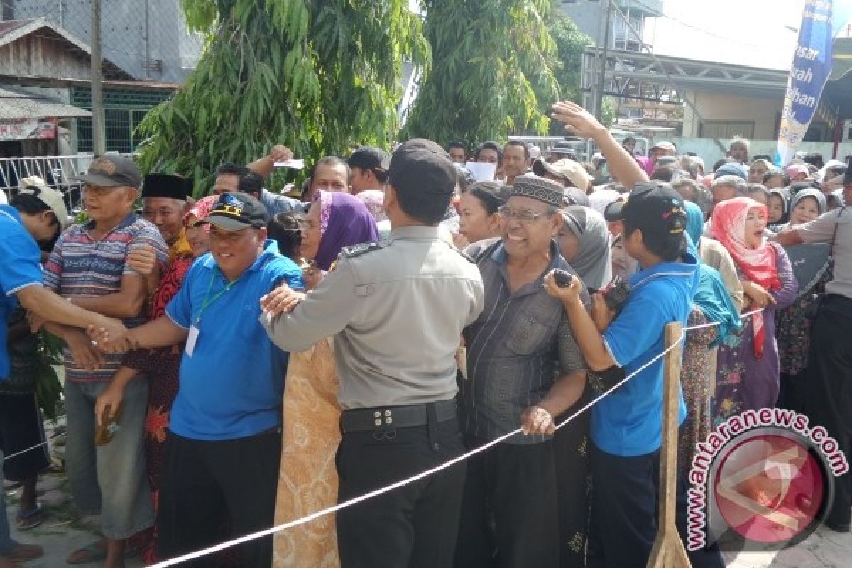 Pelindo Kumai Bagikan Paket Sembako Murah