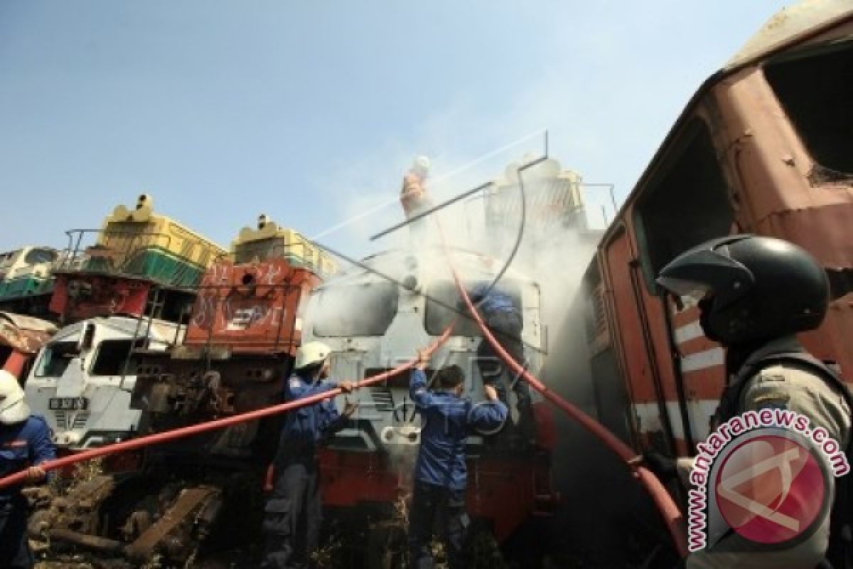 Tumpukan Lokomotif KA Bekas di Surabaya Terbakar